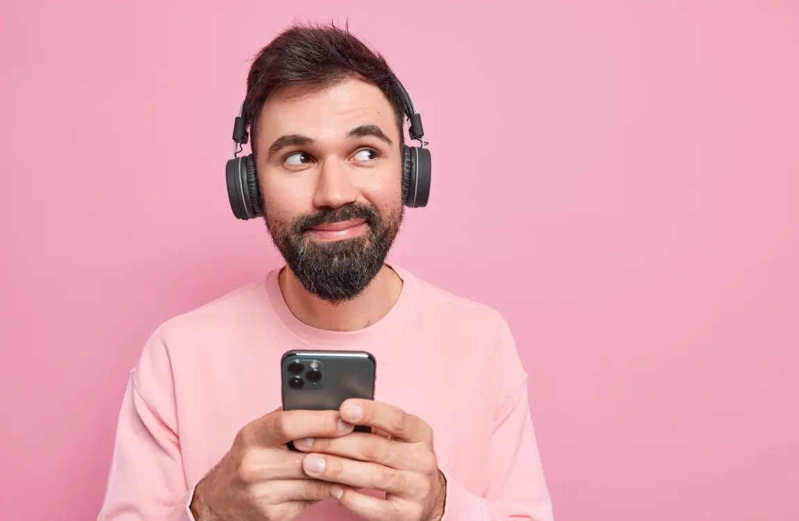Can Wearing Headphones Cause Hair Loss? Here's What You Need to Know — kalon Dermatology